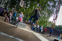 Скейтбордисты, мастера паркура и турникмены закрыли летний сезон